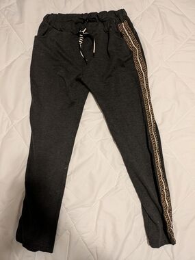 🦋5/25$ Elle Black Jogger Pants with Leopard-Print Side Stripe